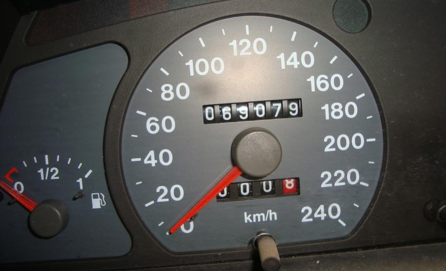 Automóvel Fiat Tempra Ouro 16 V, a gasolina, ano 1995, cor azul, Renavam 64.056015-6, chassi 9BD159000S9130499, 127cv, placa AOO-6600. SID nº 13.347.856-6. Obs.: veículo em estado ruim de conservação. Preço mínimo: 2.208,00