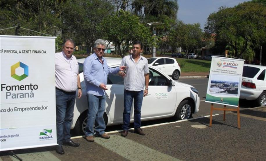 O taxista João Carlos de Melo, morador de Telêmaco Borba, nos Campos Gerais, sofreu um acidente com o táxi e aguardava a indenização do seguro para voltar a trabalhar. A solução foi um financiamento do Banco do Empreendedor, uma parceria que funciona entre a Fomento Paraná e a prefeitura de Telêmaco Borba.