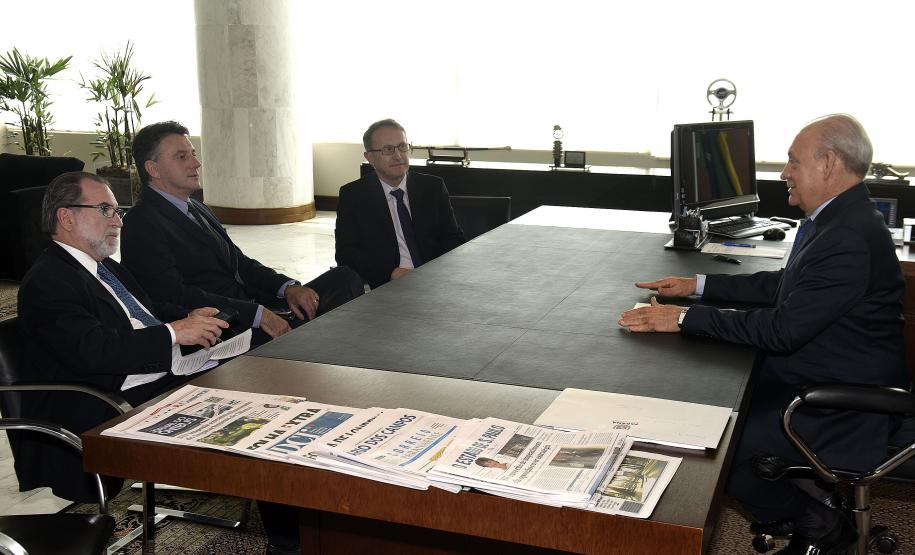 Governador em exercício Deputado Ademar Traiano, acompanhado pelo, presidente da Fomento Paraná, Juraci Barbosa, o Secretário de Comunicação, Paulino Viapiana, Diretor de Pesquisa e Desenvolvimento da Dexter, Milton Isac Braida, Diretor Comercial da Dexter, Carlos Anacleto Oleas, Diretor Executivo da Dexter, Ricardo Frederico, durante assinatura de contrato de financiamento da linha Inovacred com a empesa Dexter Latina.
Curitiba, 14/10/2015.