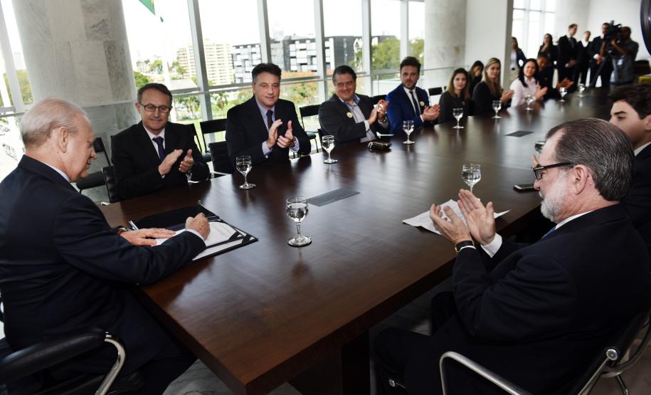 Governador em exercício Deputado Ademar Traiano, acompanhado pelo, presidente da Fomento Paraná, Juraci Barbosa, o Secretário de Comunicação, Paulino Viapiana, Diretor de Pesquisa e Desenvolvimento da Dexter, Milton Isac Braida, Diretor Comercial da Dexter, Carlos Anacleto Oleas, Diretor Executivo da Dexter, Ricardo Frederico, durante assinatura de contrato de financiamento da linha Inovacred com a empesa Dexter Latina.
Curitiba, 14/10/2015.