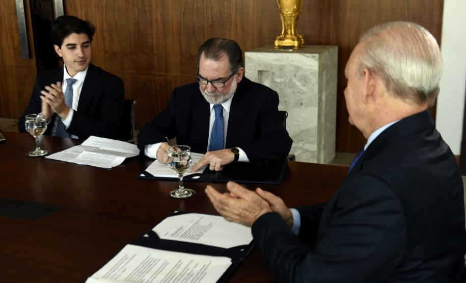 Governador em exercício Deputado Ademar Traiano, acompanhado pelo, presidente da Fomento Paraná, Juraci Barbosa, o Secretário de Comunicação, Paulino Viapiana, Diretor de Pesquisa e Desenvolvimento da Dexter, Milton Isac Braida, Diretor Comercial da Dexter, Carlos Anacleto Oleas, Diretor Executivo da Dexter, Ricardo Frederico, durante assinatura de contrato de financiamento da linha Inovacred com a empesa Dexter Latina.
Curitiba, 14/10/2015.