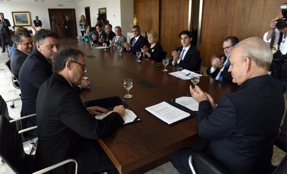 Governador em exercício Deputado Ademar Traiano, acompanhado pelo, presidente da Fomento Paraná, Juraci Barbosa, o Secretário de Comunicação, Paulino Viapiana, Diretor de Pesquisa e Desenvolvimento da Dexter, Milton Isac Braida, Diretor Comercial da Dexter, Carlos Anacleto Oleas, Diretor Executivo da Dexter, Ricardo Frederico, durante assinatura de contrato de financiamento da linha Inovacred com a empesa Dexter Latina.
Curitiba, 14/10/2015.