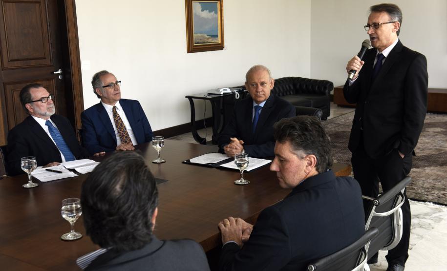 Governador em exercício Deputado Ademar Traiano, acompanhado pelo, presidente da Fomento Paraná, Juraci Barbosa, o Secretário de Comunicação, Paulino Viapiana, Diretor de Pesquisa e Desenvolvimento da Dexter, Milton Isac Braida, Diretor Comercial da Dexter, Carlos Anacleto Oleas, Diretor Executivo da Dexter, Ricardo Frederico, durante assinatura de contrato de financiamento da linha Inovacred com a empesa Dexter Latina.
Curitiba, 14/10/2015.