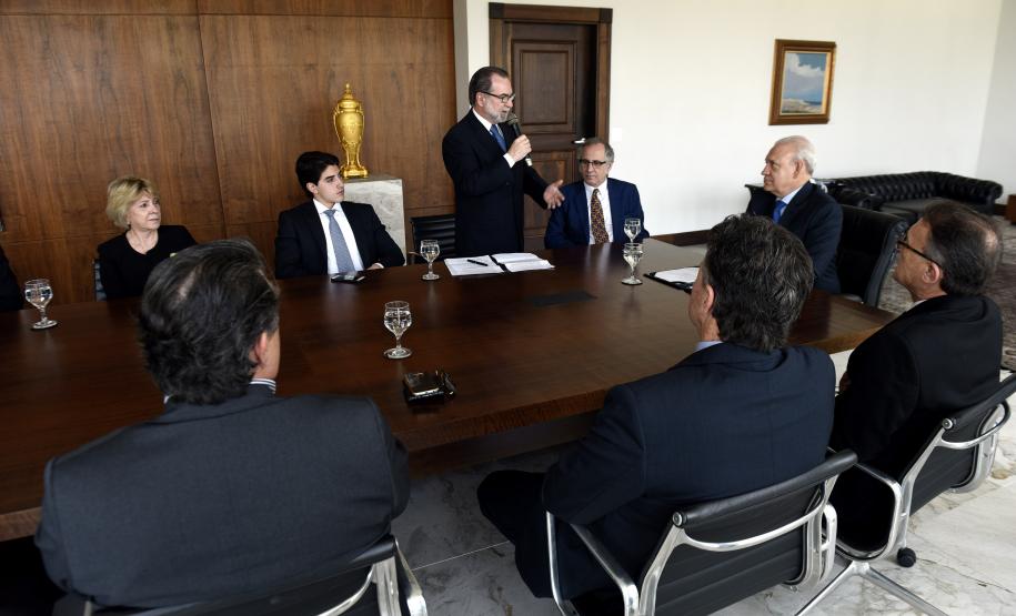 Governador em exercício Deputado Ademar Traiano, acompanhado pelo, presidente da Fomento Paraná, Juraci Barbosa, o Secretário de Comunicação, Paulino Viapiana, Diretor de Pesquisa e Desenvolvimento da Dexter, Milton Isac Braida, Diretor Comercial da Dexter, Carlos Anacleto Oleas, Diretor Executivo da Dexter, Ricardo Frederico, durante assinatura de contrato de financiamento da linha Inovacred com a empesa Dexter Latina.
Curitiba, 14/10/2015.