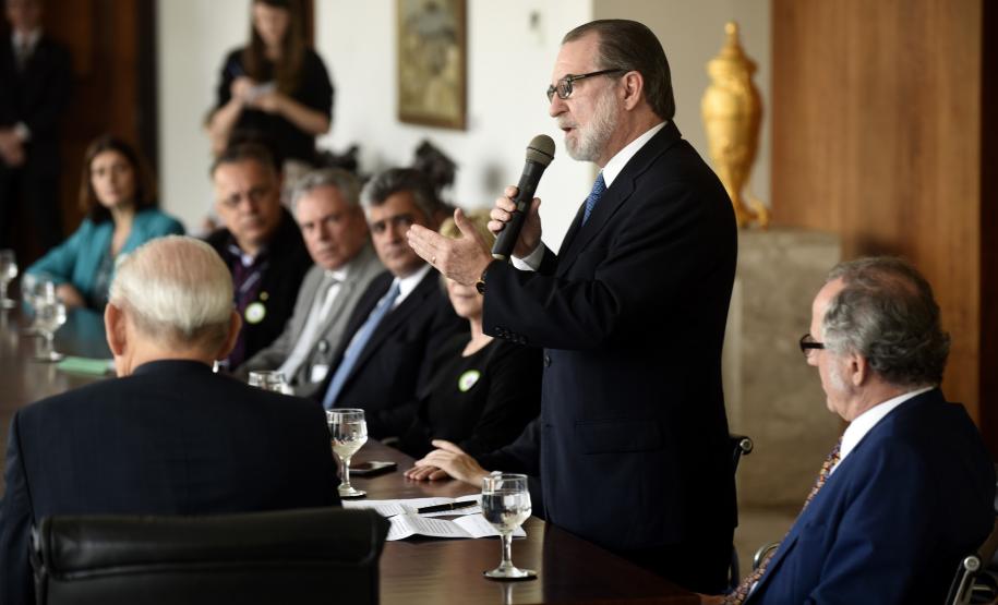 Governador em exercício Deputado Ademar Traiano, acompanhado pelo, presidente da Fomento Paraná, Juraci Barbosa, o Secretário de Comunicação, Paulino Viapiana, Diretor de Pesquisa e Desenvolvimento da Dexter, Milton Isac Braida, Diretor Comercial da Dexter, Carlos Anacleto Oleas, Diretor Executivo da Dexter, Ricardo Frederico, durante assinatura de contrato de financiamento da linha Inovacred com a empesa Dexter Latina.
Curitiba, 14/10/2015.