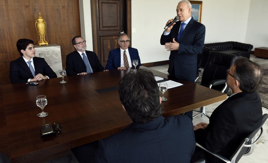 Governador em exercício Deputado Ademar Traiano, acompanhado pelo, presidente da Fomento Paraná, Juraci Barbosa, o Secretário de Comunicação, Paulino Viapiana, Diretor de Pesquisa e Desenvolvimento da Dexter, Milton Isac Braida, Diretor Comercial da Dexter, Carlos Anacleto Oleas, Diretor Executivo da Dexter, Ricardo Frederico, durante assinatura de contrato de financiamento da linha Inovacred com a empesa Dexter Latina.
Curitiba, 14/10/2015.