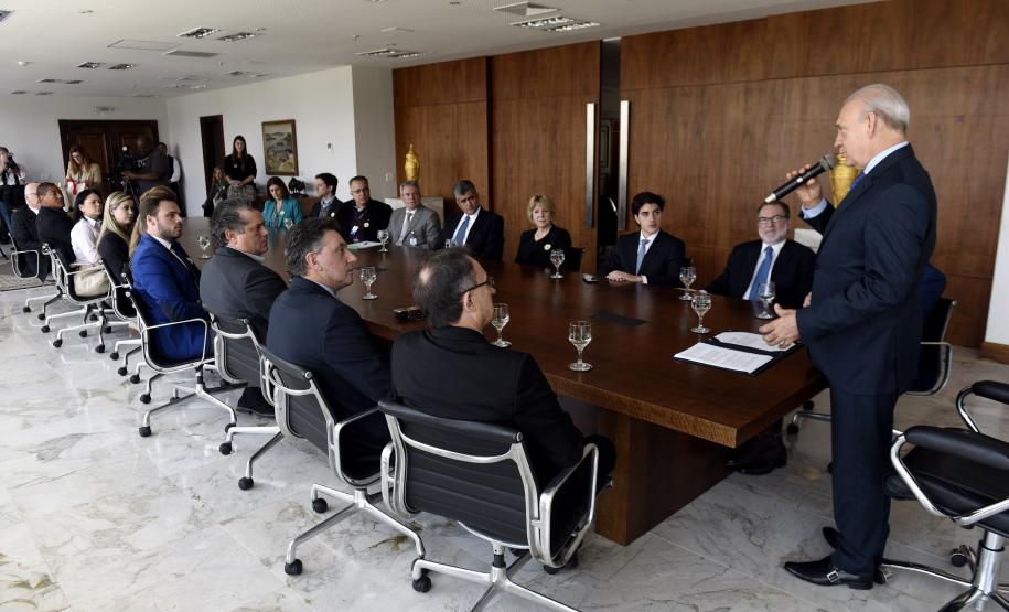 Governador em exercício Deputado Ademar Traiano, acompanhado pelo, presidente da Fomento Paraná, Juraci Barbosa, o Secretário de Comunicação, Paulino Viapiana, Diretor de Pesquisa e Desenvolvimento da Dexter, Milton Isac Braida, Diretor Comercial da Dexter, Carlos Anacleto Oleas, Diretor Executivo da Dexter, Ricardo Frederico, durante assinatura de contrato de financiamento da linha Inovacred com a empesa Dexter Latina.
Curitiba, 14/10/2015.