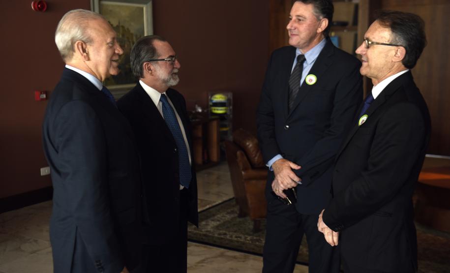 Governador em exercício Deputado Ademar Traiano, acompanhado pelo, presidente da Fomento Paraná, Juraci Barbosa, o Secretário de Comunicação, Paulino Viapiana, Diretor de Pesquisa e Desenvolvimento da Dexter, Milton Isac Braida, Diretor Comercial da Dexter, Carlos Anacleto Oleas, Diretor Executivo da Dexter, Ricardo Frederico, durante assinatura de contrato de financiamento da linha Inovacred com a empesa Dexter Latina.
Curitiba, 14/10/2015.