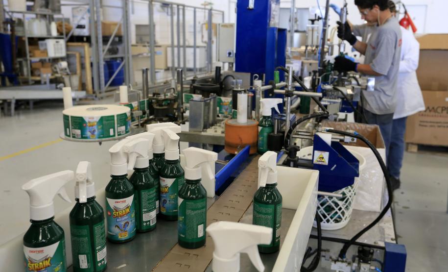 Empresa lança larvicida doméstico inédito com apoio da Fomento Paraná Linha de produção da DEXTER LATINA, que produz o multi-inseticida STRAIK, que mata as larvas do mosquito da dengue. Curitiba, 30-07-15.