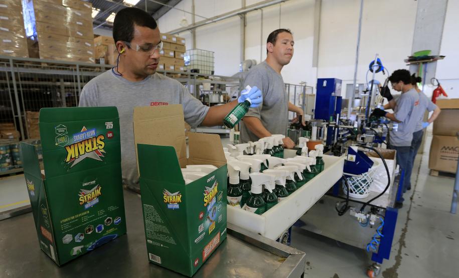 Empresa lança larvicida doméstico inédito com apoio da Fomento Paraná Linha de produção da DEXTER LATINA, que produz o multi-inseticida STRAIK, que mata as larvas do mosquito da dengue. Curitiba, 30-07-15.Foto: Arnaldo Alves / ANPr.