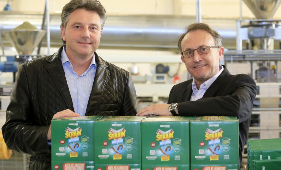 Empresa lança larvicida doméstico inédito com apoio da Fomento Paraná Carlos Anacleto Oleias (E), e Milton Braida (D), diretores da DEXTER LATINA. Curitiba, 30-07-15.