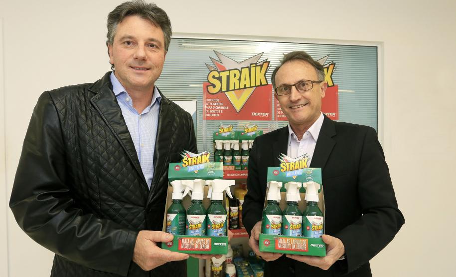 Empresa lança larvicida doméstico inédito com apoio da Fomento Paraná Carlos Anacleto Oleias (E), e Milton Braida (D), diretores da DEXTER LATINA. Curitiba, 30-07-15.