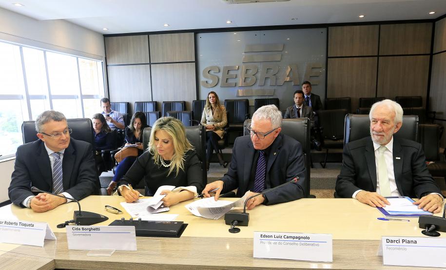 A governadora em exercício Cida Borghetti participa da Reunião do Conselho do Sebrae, onde foi assinada a prorrogação do Programa Bom Negócio. Presentes: presidente do Conselho Deliberativo do Sebrae/Pr, Edson Campagnolo; secretário de Planejamento Silvio Barros; o presidente da Fomento Paraná, Juraci Barbosa; Darci Piana, presidente da Fecomércio; Nelson Costa, presidente da Ocepar, entre outros.