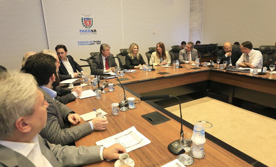 Dentre os projetos, está o Paraná Urbano III. Serão US$ 300 milhões para linhas de financiamentos disponibilizadas pela Fomento Paraná às prefeituras. O crédito será para investimentos em infraestrutura e qualificação administrativa para melhoria da qualidade de vida nos municípios.