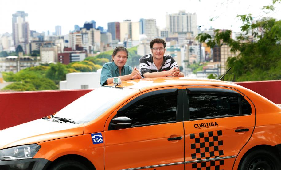 Fomento Paraná cumpre meta de financiamento de táxis para 2015 O taxista Artur Ergang, com o filho Márcio, que também é taxista em Curitiba. Artur foi o primeiro financiado pela linha Banco do Empreendedor Taxistas, em 2013. De lá pra cá, além de Márcio, outro filho, Fernando, também entrou na profissão e tem carro financiado pela Fomento Paraná. Foto: Julio Cesar Souza. Curitiba 27/10/2015.