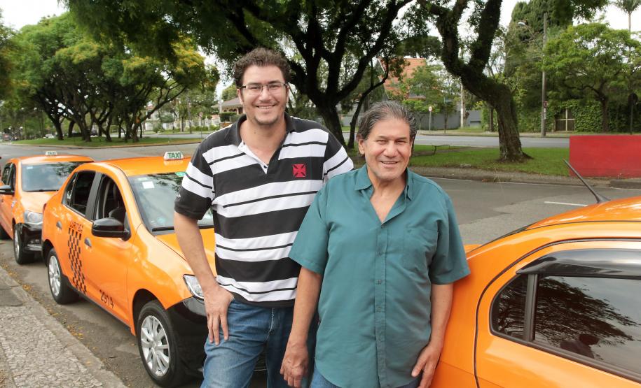 Fomento Paraná cumpre meta de financiamento de táxis para 2015 O taxista Artur Ergang, com o filho Márcio, que também é taxista em Curitiba. Artur foi o primeiro financiado pela linha Banco do Empreendedor Taxistas, em 2013. De lá pra cá, além de Márcio, outro filho, Fernando, também entrou na profissão e tem carro financiado pela Fomento Paraná. Foto: Julio Cesar Souza. Curitiba 27/10/2015.