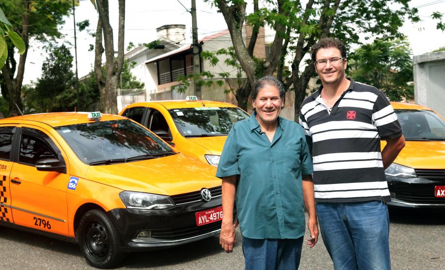 Fomento Paraná cumpre meta de financiamento de táxis para 2015 O taxista Artur Ergang, com o filho Márcio, que também é taxista em Curitiba. Artur foi o primeiro financiado pela linha Banco do Empreendedor Taxistas, em 2013. De lá pra cá, além de Márcio, outro filho, Fernando, também entrou na profissão e tem carro financiado pela Fomento Paraná.