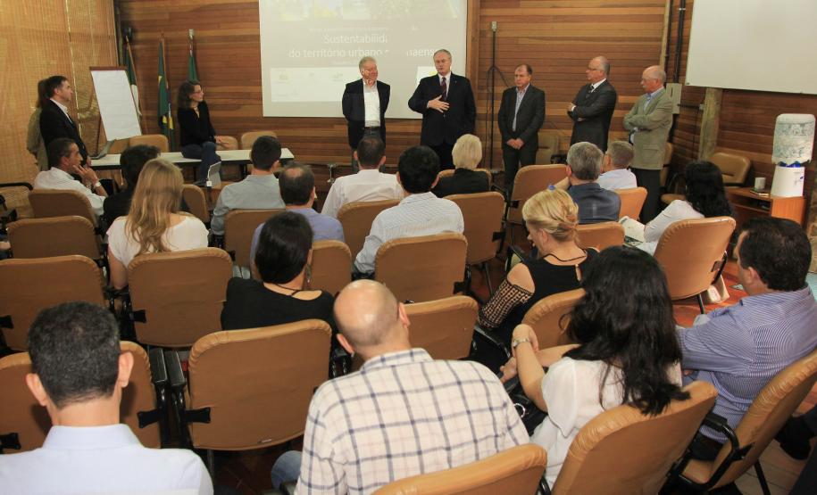 Sustentabilidade do Território Urbano Paranaense é tema de curso superior com professores do Brasil e da França, na Universidade Livre do Meio Ambiente, em Curitiba. Colaboradores da Fomento Paraná participam do curso juntamente com servidores de áreas como Planejamento, Desenvolvimento Urbano, além de gestores municipais e técnicos de instituições bancárias como BRDE, Caixa Econômica Federal e Banco do Brasil.