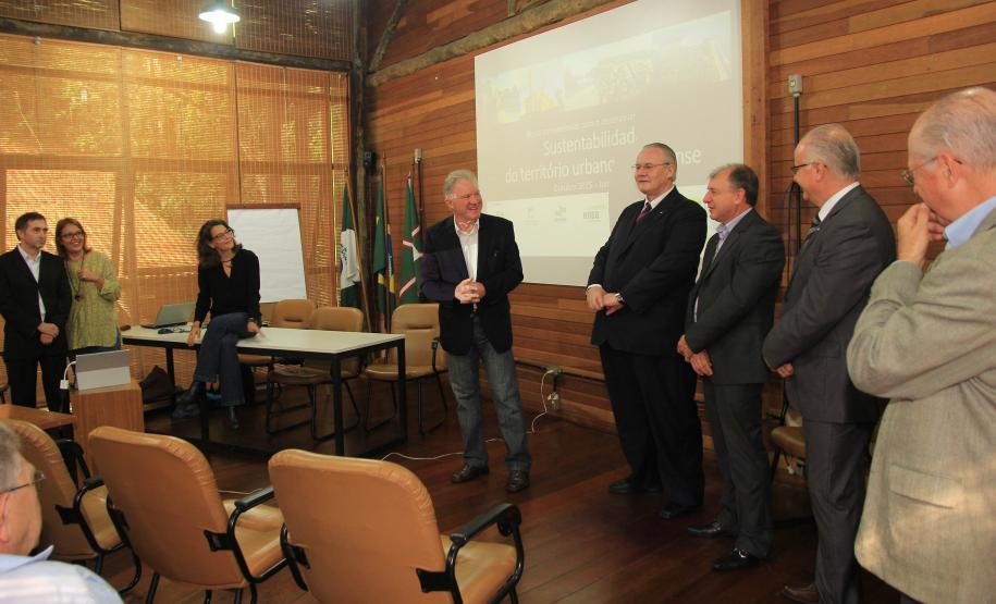 Sustentabilidade do Território Urbano Paranaense é tema de curso superior com professores do Brasil e da França, na Universidade Livre do Meio Ambiente, em Curitiba. Colaboradores da Fomento Paraná participam do curso juntamente com servidores de áreas como Planejamento, Desenvolvimento Urbano, além de gestores municipais e técnicos de instituições bancárias como BRDE, Caixa Econômica Federal e Banco do Brasil.