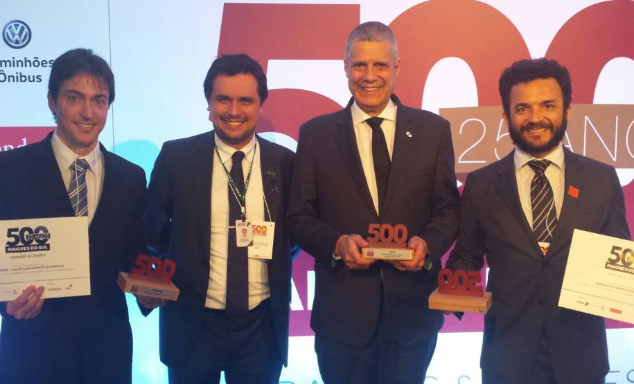O diretor administrativo e financeiro, Heraldo Neves, participa da cerimônia de premiação do ranking empresarial Grandes Líderes - 500 Maiores do Sul, promovido pela revista Amanhã e realizado em Porto Alegre, na noite desta quinta-feira (5). A Fomento Paraná é primeiro lugar no ranking no quesito rentabilidade, entre empresas do setor financeiro, com 52,25% de rentabilidade sobre a receita líquida.