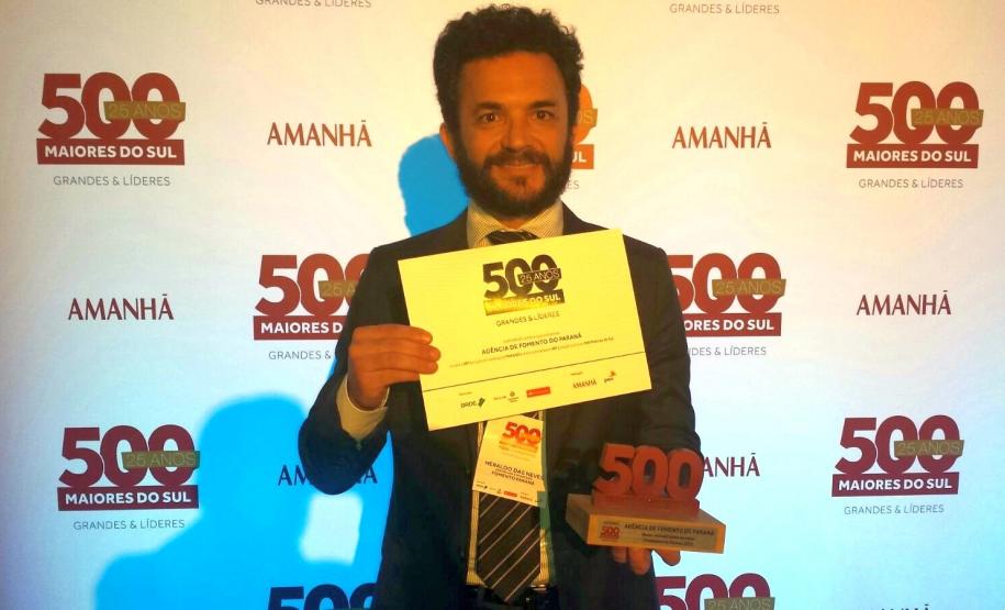 O diretor administrativo e financeiro, Heraldo Neves, participa da cerimônia de premiação do ranking empresarial Grandes Líderes - 500 Maiores do Sul, promovido pela revista Amanhã e realizado em Porto Alegre, na noite desta quinta-feira (5). A Fomento Paraná é primeiro lugar no ranking no quesito rentabilidade, entre empresas do setor financeiro, com 52,25% de rentabilidade sobre a receita líquida.