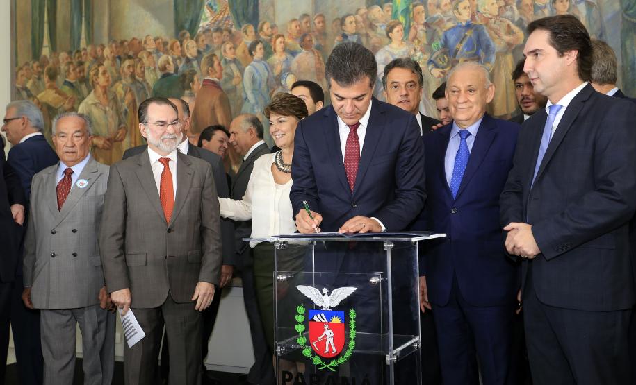 Richa autoriza investimentos de R$ 86 milhões para municípios Governador Beto Richa, o presidente da Fomento Paraná, Juraci Barbosa, assinam contratos com municípios para financiar obras de infraestrutura e compra de equipamentos. Curitiba, 11/11/2015.