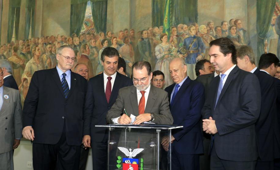 Richa autoriza investimentos de R$ 86 milhões para municípios Governador Beto Richa, o presidente da Fomento Paraná, Juraci Barbosa, assinam contratos com municípios para financiar obras de infraestrutura e compra de equipamentos. Curitiba, 11/11/2015.