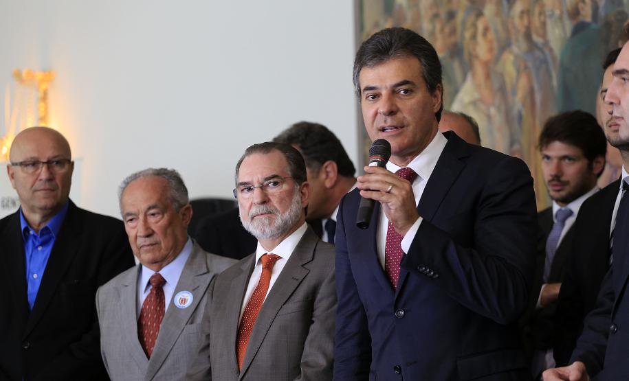 Richa autoriza investimentos de R$ 86 milhões para municípios Governador Beto Richa, o presidente da Fomento Paraná, Juraci Barbosa, assinam contratos com municípios para financiar obras de infraestrutura e compra de equipamentos. Curitiba, 11/11/2015.