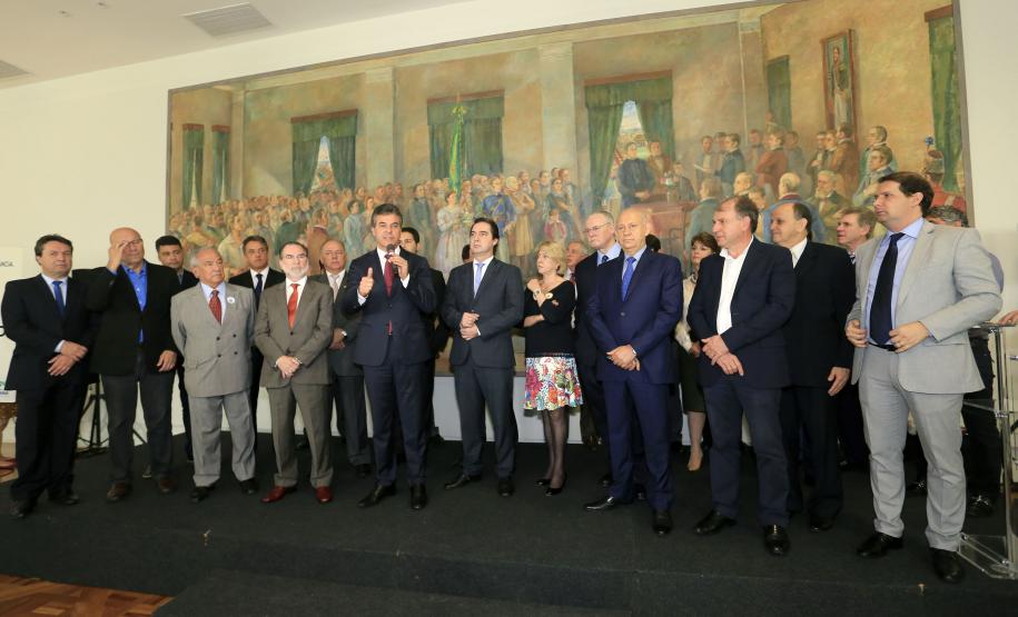 Richa autoriza investimentos de R$ 86 milhões para municípios Governador Beto Richa, o presidente da Fomento Paraná, Juraci Barbosa, assinam contratos com municípios para financiar obras de infraestrutura e compra de equipamentos. Curitiba, 11/11/2015.