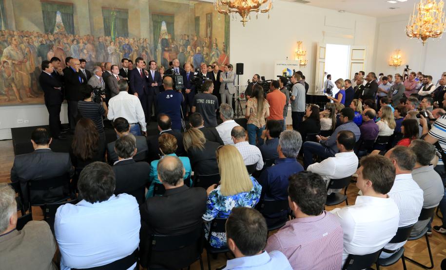 Richa autoriza investimentos de R$ 86 milhões para municípios Governador Beto Richa, o presidente da Fomento Paraná, Juraci Barbosa, assinam contratos com municípios para financiar obras de infraestrutura e compra de equipamentos. Curitiba, 11/11/2015.