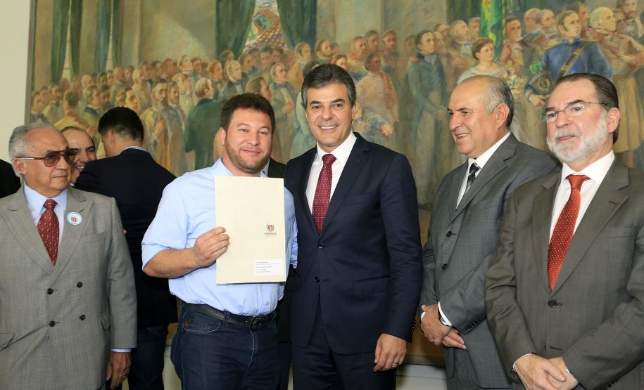 Richa autoriza investimentos de R$ 86 milhões para municípios Governador Beto Richa, o presidente da Fomento Paraná, Juraci Barbosa, assinam contratos com municípios para financiar obras de infraestrutura e compra de equipamentos. Curitiba, 11/11/2015.