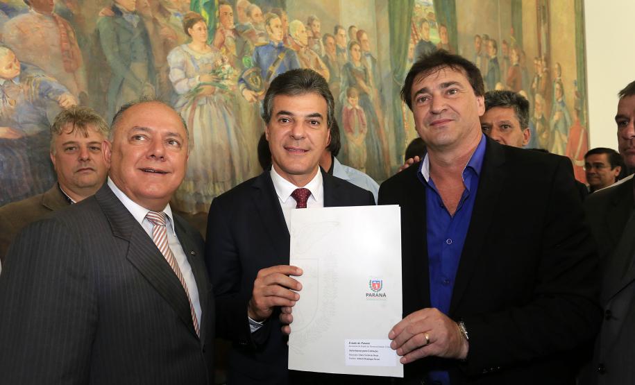 Richa autoriza investimentos de R$ 86 milhões para municípios Governador Beto Richa, o presidente da Fomento Paraná, Juraci Barbosa, assinam contratos com municípios para financiar obras de infraestrutura e compra de equipamentos. Curitiba, 11/11/2015.