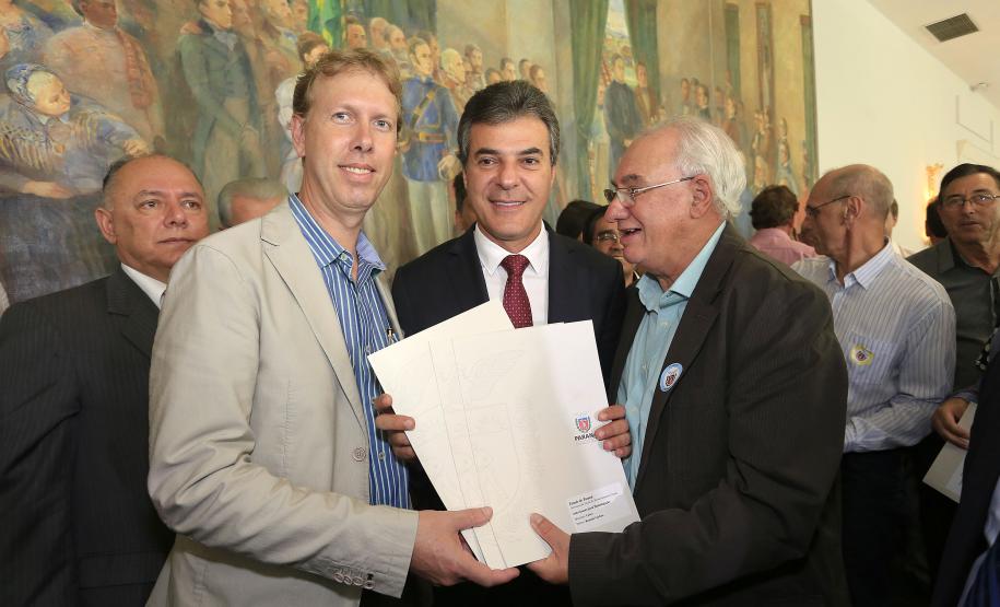 Richa autoriza investimentos de R$ 86 milhões para municípios Governador Beto Richa, o presidente da Fomento Paraná, Juraci Barbosa, assinam contratos com municípios para financiar obras de infraestrutura e compra de equipamentos. Curitiba, 11/11/2015.