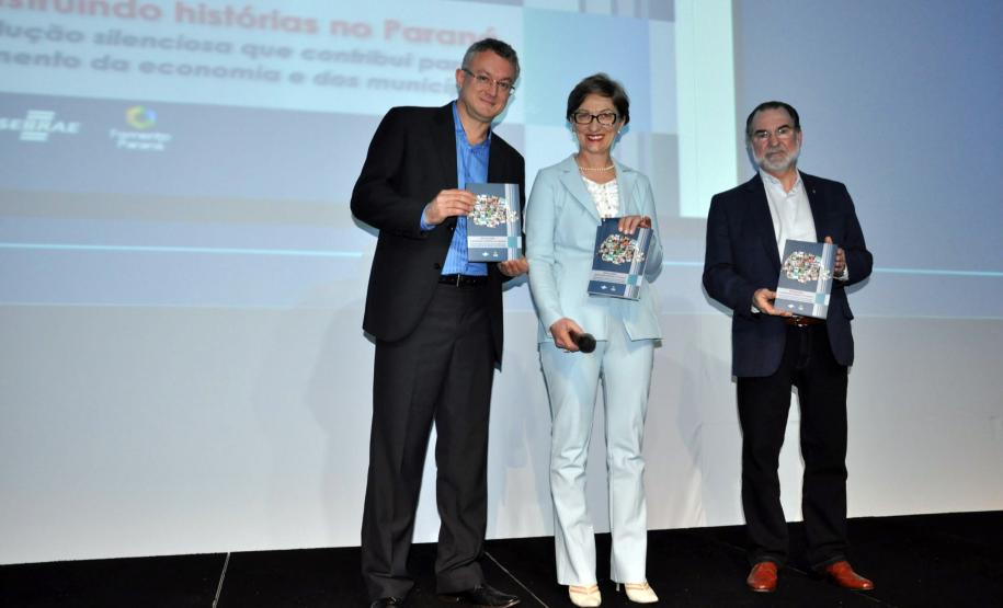 Juraci Barbosa, presidente da Fomento Paraná, Vitor Tioqueta, diretor superintendente do Sebrae/PR, Irene Viotti, autora do livro "Microcrédito - construindo histórias no Paraná", durante o Encontro Estadual de Agentes - Fomento Paraná e Sebrae/PR, em Foz do Iguaçu.