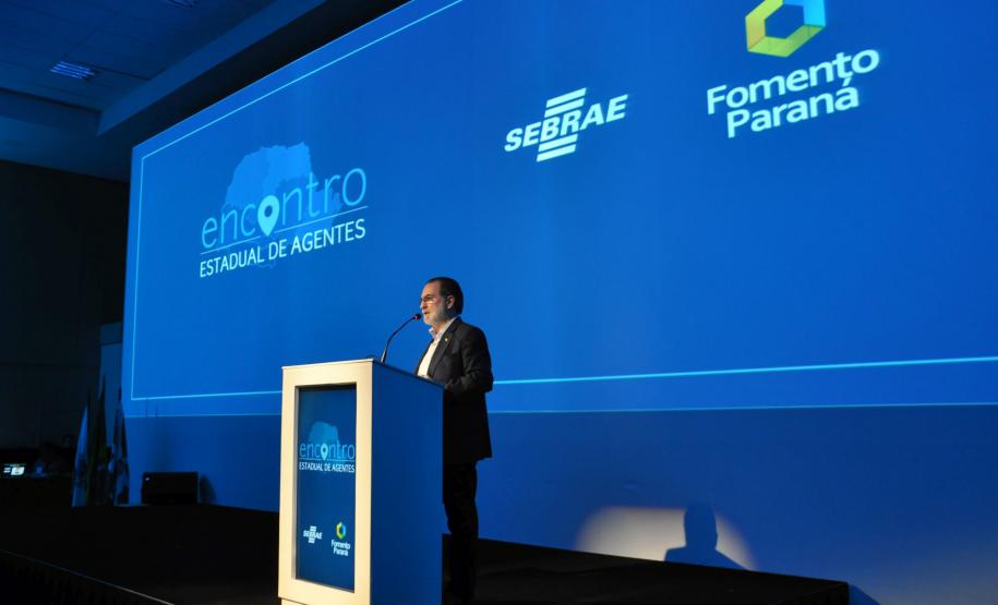 Juraci Barbosa, presidente da Fomento Paraná, Vitor Tioqueta, diretor superintendente do Sebrae/PR, Irene Viotti, autora do livro "Microcrédito - construindo histórias no Paraná", durante o Encontro Estadual de Agentes - Fomento Paraná e Sebrae/PR, em Foz do Iguaçu.