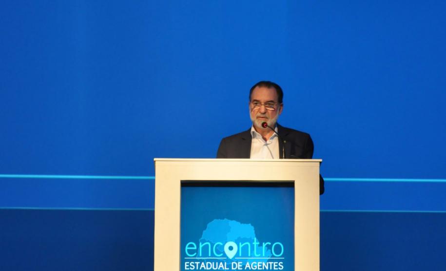 Juraci Barbosa, presidente da Fomento Paraná, Vitor Tioqueta, diretor superintendente do Sebrae/PR, Irene Viotti, autora do livro "Microcrédito - construindo histórias no Paraná", durante o Encontro Estadual de Agentes - Fomento Paraná e Sebrae/PR, em Foz do Iguaçu.