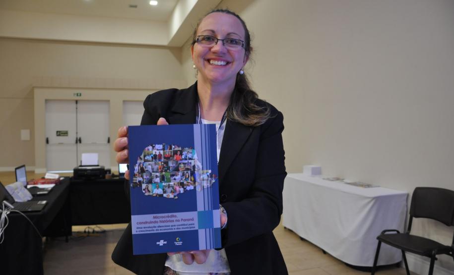 Juraci Barbosa, presidente da Fomento Paraná, Vitor Tioqueta, diretor superintendente do Sebrae/PR, Irene Viotti, autora do livro "Microcrédito - construindo histórias no Paraná", durante o Encontro Estadual de Agentes - Fomento Paraná e Sebrae/PR, em Foz do Iguaçu.