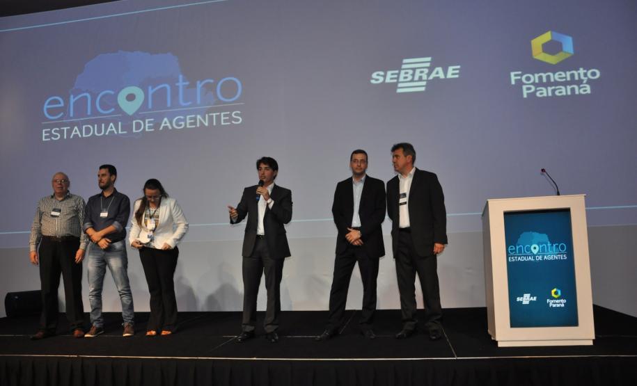 FOMENTO PARANÁ E SEBRAE/PR HOMENAGEIAM AGENTES DE DESENVOLVIMENTO E LANÇAM PREMIAÇÃO Agentes de crédito e desenvolvimento que tiveram atuação destacada no ano de 2015 nos respectivos municípios foram homenageados durante o ENCONTRO ESTADUAL DE AGENTES.
