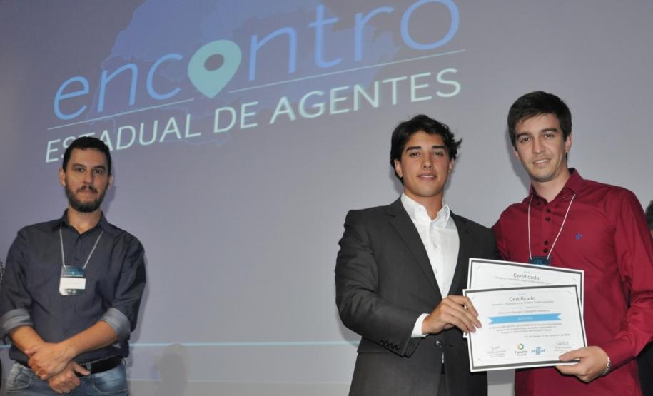 FOMENTO PARANÁ E SEBRAE/PR HOMENAGEIAM AGENTES DE DESENVOLVIMENTO E LANÇAM PREMIAÇÃO Agentes de crédito e desenvolvimento que tiveram atuação destacada no número de contratos de financiamento firmados no ano de 2015 nos respectivos municípios foram homenageados pela Fomento Paraná e o Sebrae/PR, durante o ENCONTRO ESTADUAL DE AGENTES, em Foz do Iguaçu, dias 16 e 17/11.
AGENTE DE DESTAQUE
* Municípios de 15 a 30 mil habitantes: Altônia - Paulo Henrique Massacato