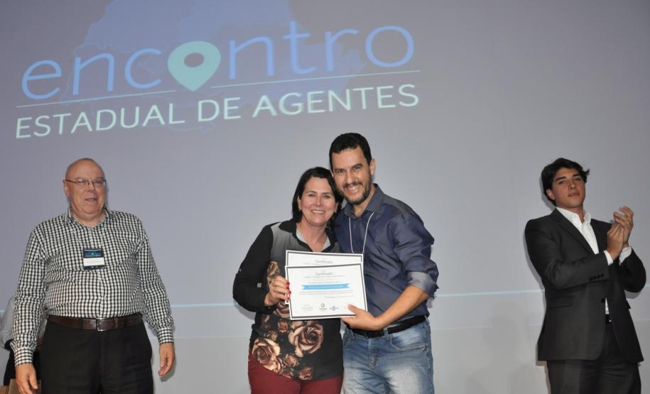 FOMENTO PARANÁ E SEBRAE/PR HOMENAGEIAM AGENTES DE DESENVOLVIMENTO E LANÇAM PREMIAÇÃO Agentes de crédito e desenvolvimento que tiveram atuação destacada no número de contratos de financiamento firmados no ano de 2015 nos respectivos municípios foram homenageados pela Fomento Paraná e o Sebrae/PR, durante o ENCONTRO ESTADUAL DE AGENTES, em Foz do Iguaçu, dias 16 e 17/11.
AGENTE DE DESTAQUE
* Municípios de 10 a 15 mil habitantes: Alto Piquiri - agente Ivanilde Miranda Tomazini