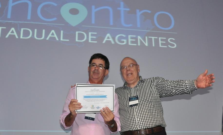 FOMENTO PARANÁ E SEBRAE/PR HOMENAGEIAM AGENTES DE DESENVOLVIMENTO E LANÇAM PREMIAÇÃO Agentes de crédito e desenvolvimento que tiveram atuação destacada no número de contratos de financiamento firmados no ano de 2015 nos respectivos municípios foram homenageados pela Fomento Paraná e o Sebrae/PR, durante o ENCONTRO ESTADUAL DE AGENTES, em Foz do Iguaçu, dias 16 e 17/11.
AGENTE DE DESTAQUE
* Municípios até 5 mil habitantes: Cruzeiro do Sul - agente Paulo Pessini