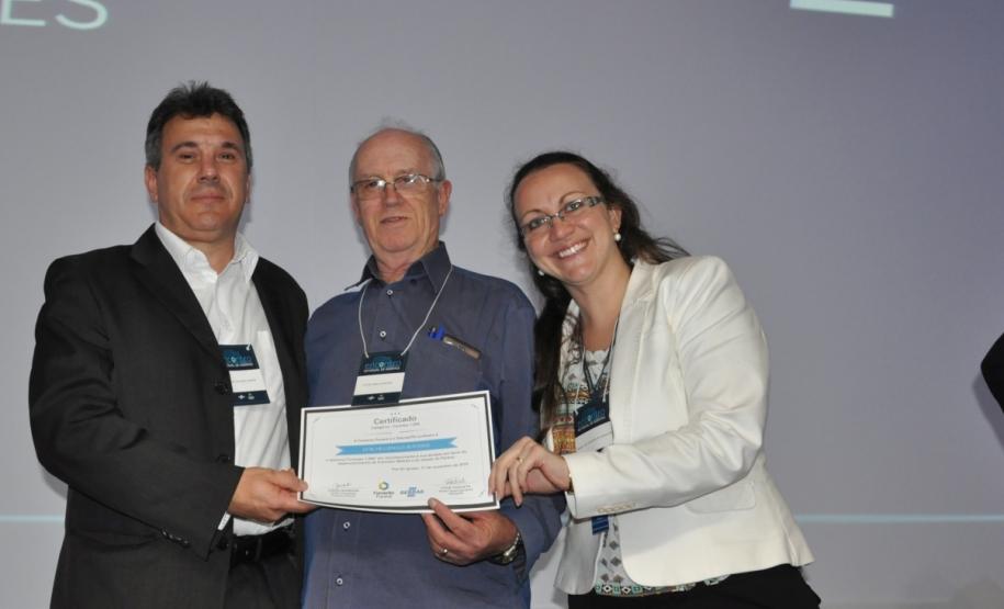 FOMENTO PARANÁ E SEBRAE/PR HOMENAGEIAM AGENTES DE DESENVOLVIMENTO E LANÇAM PREMIAÇÃO Agentes de crédito e desenvolvimento que tiveram atuação destacada no número de contratos de financiamento firmados no ano de 2015 nos respectivos municípios foram homenageados pela Fomento Paraná e o Sebrae/PR, durante o ENCONTRO ESTADUAL DE AGENTES, em Foz do Iguaçu, dias 16 e 17/11.
AGENTE DE DESTAQUE
* Agente destaque pelo contrato 1000 - Itacir Camilo Rovaris (Francisco Beltrão)