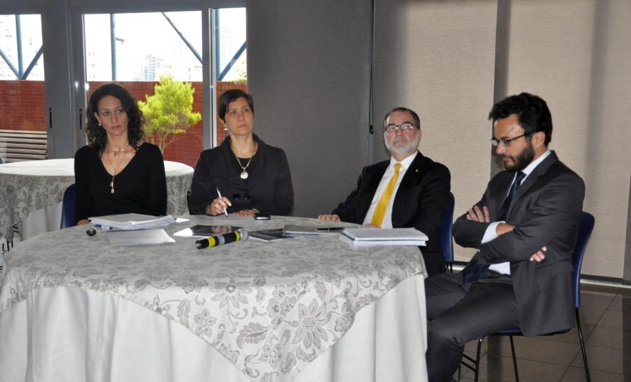 A Fomento Paraná é a anfitriã da reunião da Comissão de Assuntos Contábeis da Associação Brasileira de Desenvolvimento (ABDE), que acontece nas dependências da Federação do Comércio do Paraná, em Curitiba, nesta terça, 24/11.
Na imagem, a coordenadora da comissão, Luciane Tessaro Perissato; a gerente técnico-operacional da ABDE, Cristiane Viturino; o presidente da Fomento Paraná, Juraci Barbosa; e o presidente da Comissão de Assuntos Contábeis, Heraldo Neves, também da Fomento Paraná.