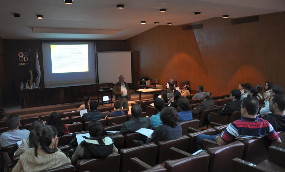 O treinamento sobre Prevenção e Combate à Lavagem de Dinheiro é feito em forma de palestra com o especialista Jair Camilo, que conta com larga experiência, atuando em diversas instituições financeiras no país.