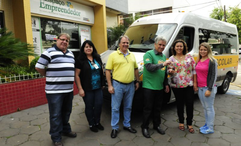 Prefeito Luiz C. Gibson, secretário de Indústria Joalmir Pucci, coordenador do Espaço Empreendedor, Josemir Zanetti, e a agente de crédito, Ivana Gandolfi Ferreira, durante a entrega das chaves a Maria Aparecida Miranda Timotio (Cida).