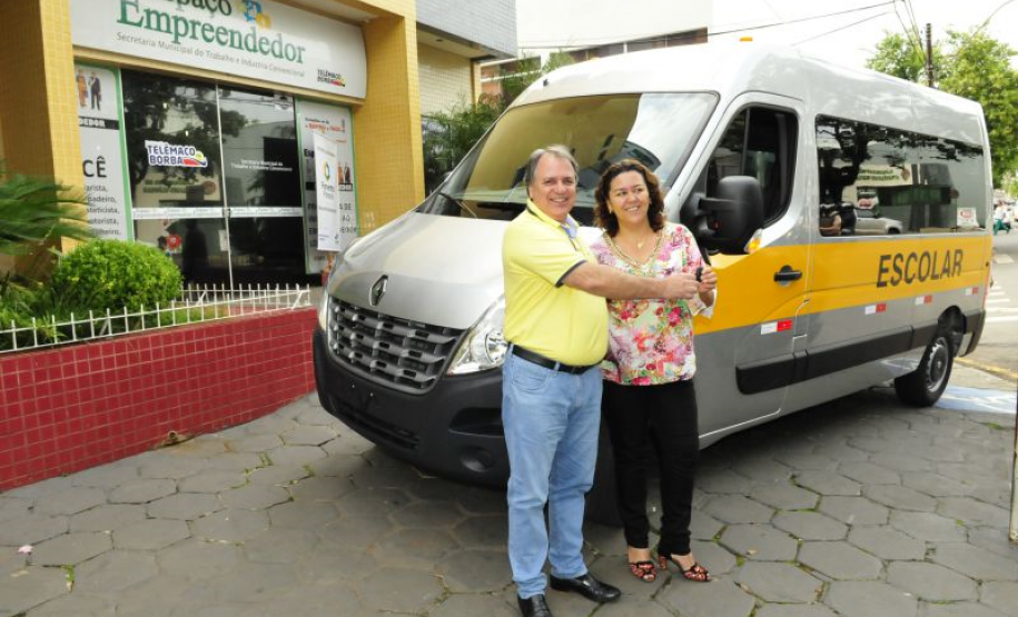 Prefeito Luiz C. Gibson entrega as chaves do veículo financiado à Maria Aparecida Miranda Timotio (Cida).