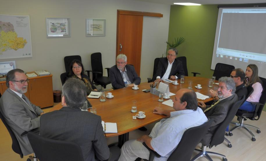 Fomento Paraná inicia parceria com a Universidade Positivo em Adrianópolis Reunião na Fomento Paraná com a participação do prefeito de Adrianópolis, João Manoel Pampanini, e do assessor jurídico do município, Clóvis Patriota; do diretor da Escola de Comunicação e Negócios da Universidade Positivo, Rogério Mainardes, e da professora Elisabete Tieme Arazaki, coordenadora do Núcleo de Estudo e Laboratório de Cidades da UP, com o presidente da Fomento Paraná, Juraci Barbosa, para debater a participação da instituição financeira estadual no Projeto Adrianópolis.
