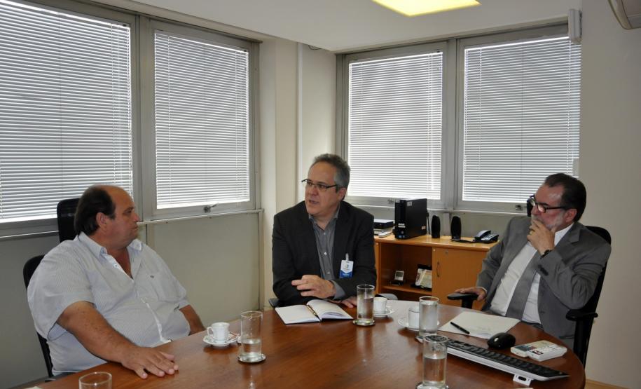 Fomento Paraná inicia parceria com a Universidade Positivo em Adrianópolis Reunião na Fomento Paraná com a participação do prefeito de Adrianópolis, João Manoel Pampanini, e do assessor jurídico do município, Clóvis Patriota; do diretor da Escola de Comunicação e Negócios da Universidade Positivo, Rogério Mainardes, e da professora Elisabete Tieme Arazaki, coordenadora do Núcleo de Estudo e Laboratório de Cidades da UP, com o presidente da Fomento Paraná, Juraci Barbosa, para debater a participação da instituição financeira estadual no Projeto Adrianópolis.