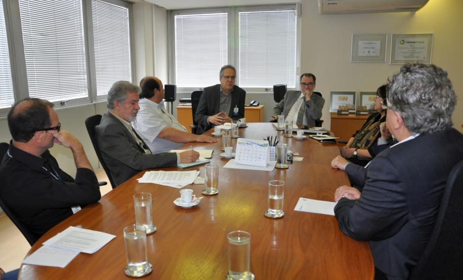 Fomento Paraná inicia parceria com a Universidade Positivo em Adrianópolis Reunião na Fomento Paraná com a participação do prefeito de Adrianópolis, João Manoel Pampanini, e do assessor jurídico do município, Clóvis Patriota; do diretor da Escola de Comunicação e Negócios da Universidade Positivo, Rogério Mainardes, e da professora Elisabete Tieme Arazaki, coordenadora do Núcleo de Estudo e Laboratório de Cidades da UP, com o presidente da Fomento Paraná, Juraci Barbosa, para debater a participação da instituição financeira estadual no Projeto Adrianópolis.