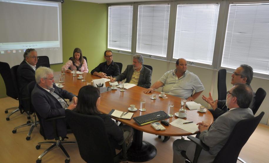 Fomento Paraná inicia parceria com a Universidade Positivo em Adrianópolis Reunião na Fomento Paraná com a participação do prefeito de Adrianópolis, João Manoel Pampanini, e do assessor jurídico do município, Clóvis Patriota; do diretor da Escola de Comunicação e Negócios da Universidade Positivo, Rogério Mainardes, e da professora Elisabete Tieme Arazaki, coordenadora do Núcleo de Estudo e Laboratório de Cidades da UP, com o presidente da Fomento Paraná, Juraci Barbosa, para debater a participação da instituição financeira estadual no Projeto Adrianópolis.